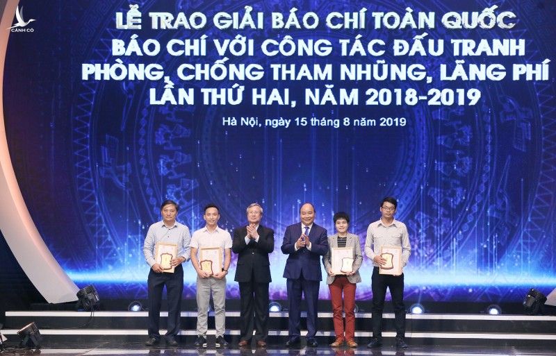 Thủ tướng Nguyễn Xuân Phúc, Thường trực Ban Bí thư Trần Quốc Vượng trao giải Nhất cho các tác giả đoạt giải.  