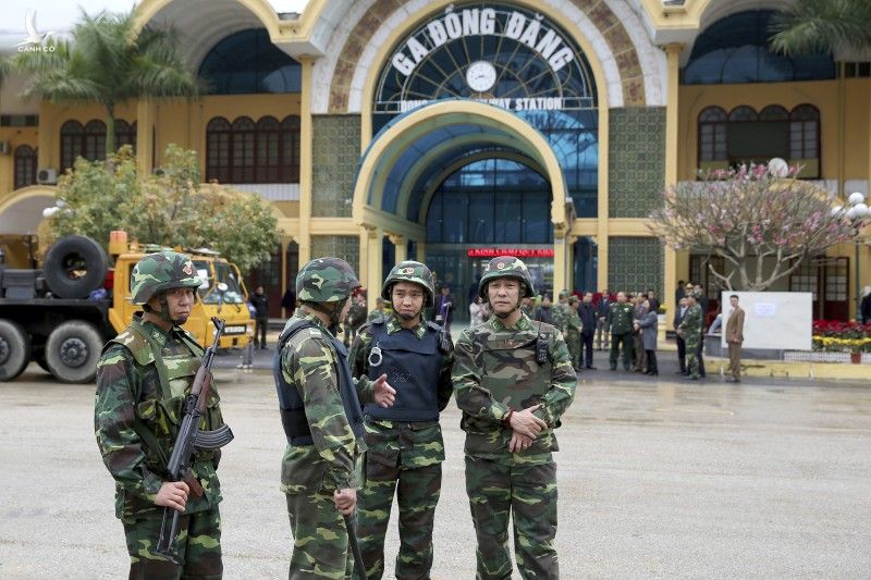 Các chiến sĩ bộ đội Việt Nam làm nhiệm vụ bảo đảm an ninh tại lối vào ga Đồng Đăng, Lạng Sơn. Ảnh: AP 