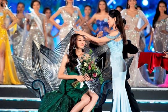 Lương Thùy Linh bật khóc khi được xướng tên 'Hoa hậu Thế giới Việt Nam 2019' /// Ảnh: BTC
