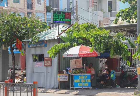 Không biết địa phương quản lý thế nào mà trên mái chốt bảo vệ dân phố khu phố 15, P.10, đường Phan Văn Trị, quận Gò Vấp có gắn một bảng hiệu quảng cáo kinh doanh hải sản, ngay cạnh chốt là một quán nước giải khát - Ảnh: CHÂU TUẤN 