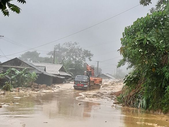 Một chiếc xe tải bị mắc kẹt trong mưa lũ trên quốc lộ 15C, đoạn qua bản Lốc Há, xã Nhi Sơn, huyện Mường Lát (Thanh Hóa) 
