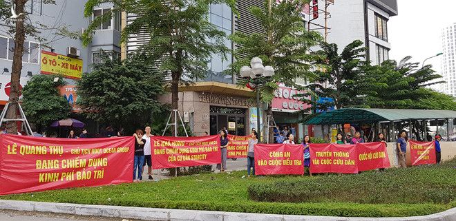 Cư dân chung cư Star City tại Hà Nội căng băng rôn đòi phí bảo trì bị chủ đầu tư chiếm giữ