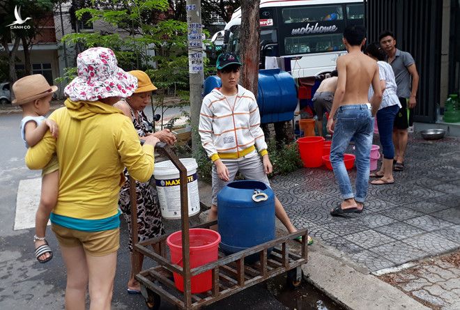 Người dân dắt díu nhau đi lấy nước trong cơn “khủng hoảng” nhiều ngày qua 