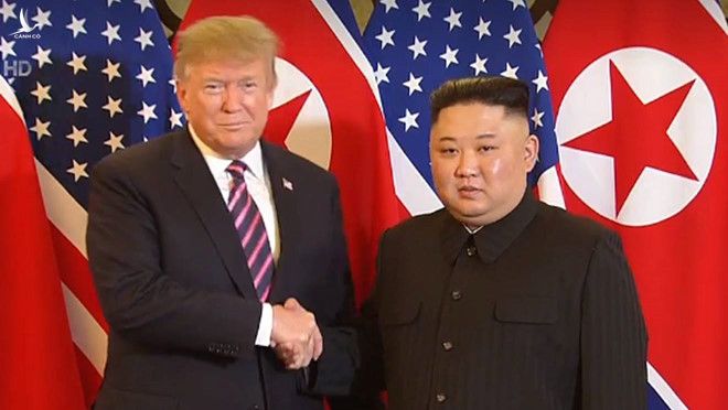 Tổng thống Mỹ Donald Trump và Chủ tịch Triều Tiên Kim Jong-un bắt tay nhau - cái bắt tay lịch sử tại Hà Nội (27/2/2019)