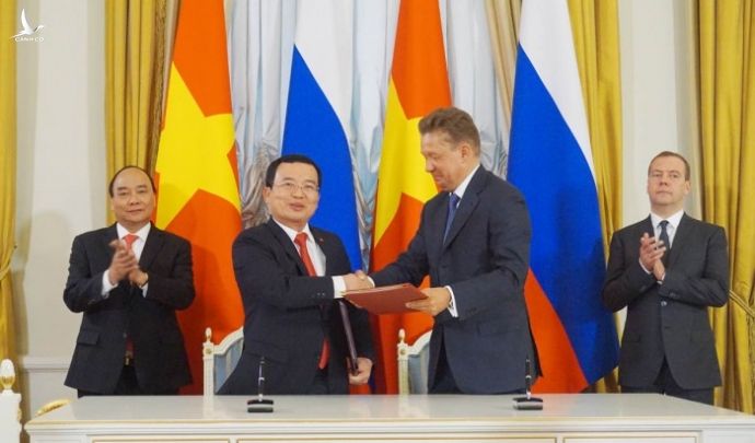 Chủ tịch HĐTV PVN ký kết một số văn bản hợp tác với các Tập đoàn Dầu khí Nga trước sự chứng kiến của Thủ tướng hai nước Việt Nam và Nga.