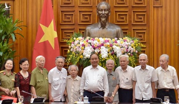 Thủ tướng Nguyễn Xuân Phúc và những cán bộ trực tiếp phục vụ, bảo vệ Bác Hồ. Ảnh: VGP.