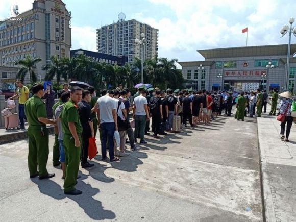 28 đối tượng Trung Quốc bị công an Quảng Ninh bắt vì… lập sàn chứng khoán giả - 1