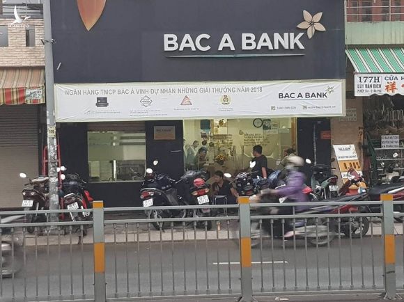Kẻ dùng súng cướp ngân hàng ở Sài Gòn khai, cần tiền buôn quần áo