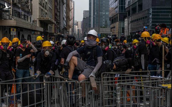 NÓNG: Người dân Hong Kong tổ chức biểu tình quy mô lớn tuần thứ 13 liên tiếp