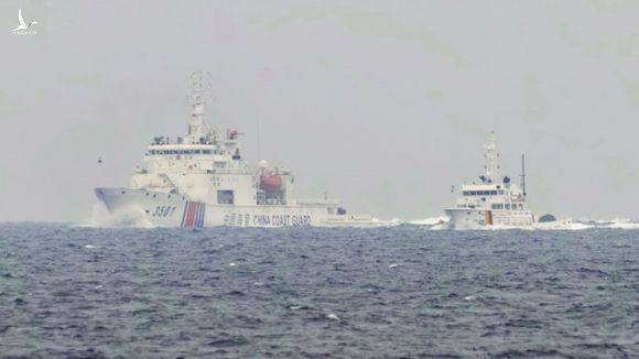 Tàu kiểm ngư VN (phải) thực hiện biện pháp thực thi chủ quyền, quyền chủ quyền và quyền tài phán để bảo vệ vùng biển VN trước sự ngăn trở của tàu hải cảnh Trung Quốc /// Ngư dân cung cấp