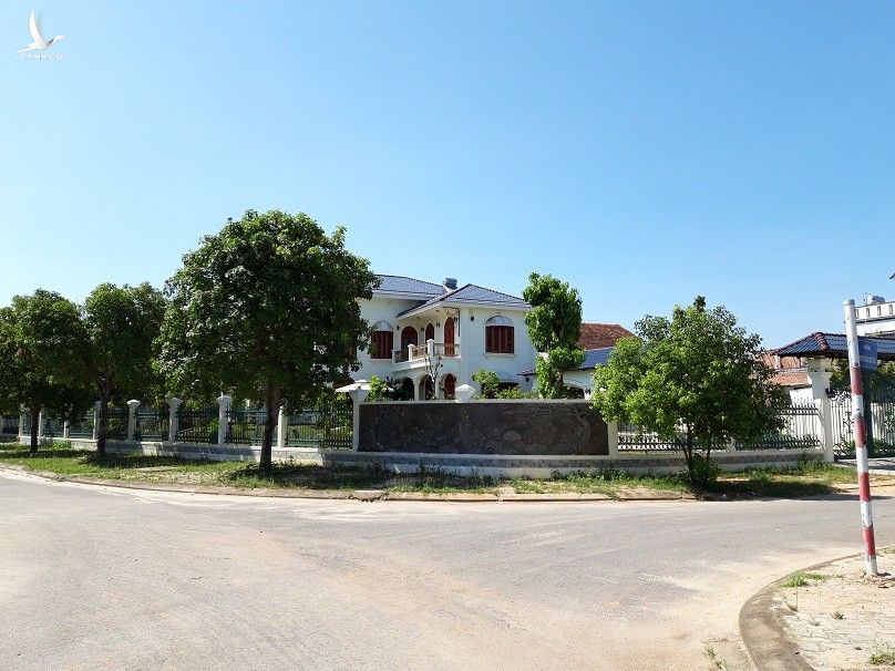 Biệt thự của gia đình nguyên Bí thư tỉnh ủy Quảng Nam Vũ Ngọc Hoàng được xây dựng trên 2 lô đất. 