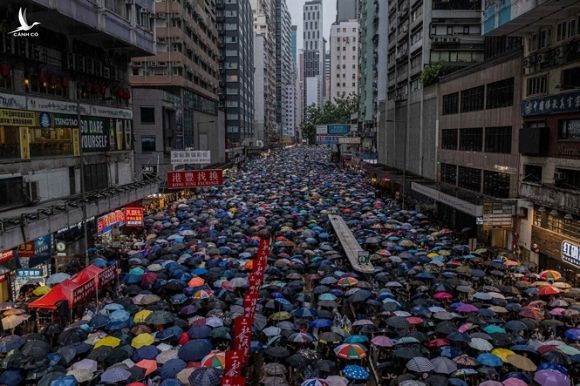 cảnh sát vũ trang Trung Quốc tập trung Thâm Quyến can thiệp quân sự biểu tình Hong Kong - ảnh 2