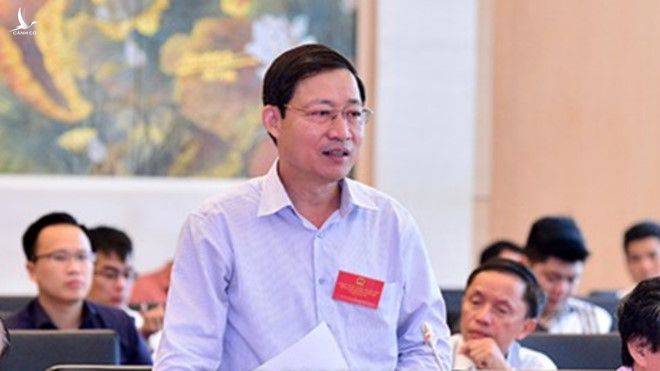 Ông Bùi Văn Cửu, Phó chủ tịch thường trực UBND tỉnh Hòa Bình, bị cảnh cáo do vụ gian lận thi cử tại tỉnh này. 