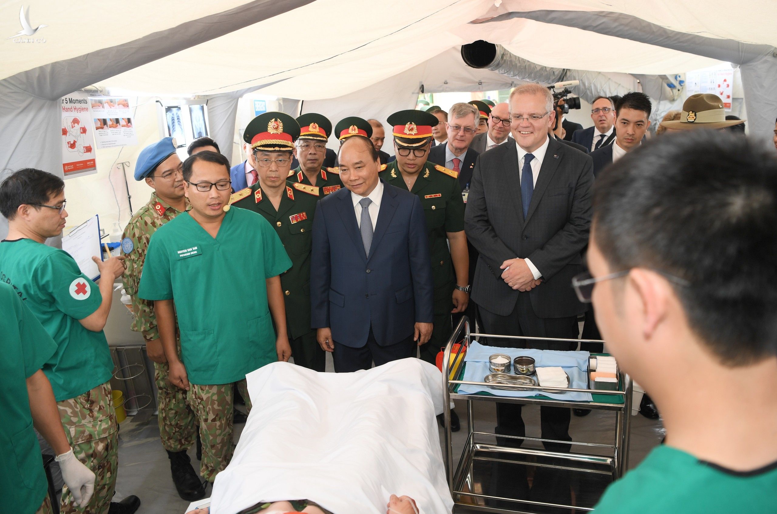Thủ tướng Nguyễn Xuân Phúc và Thủ tướng Australia Scott Morrison thị sát công tác huấn luyện của Bệnh viện dã chiến cấp 2 số 2. Ảnh VGP 
