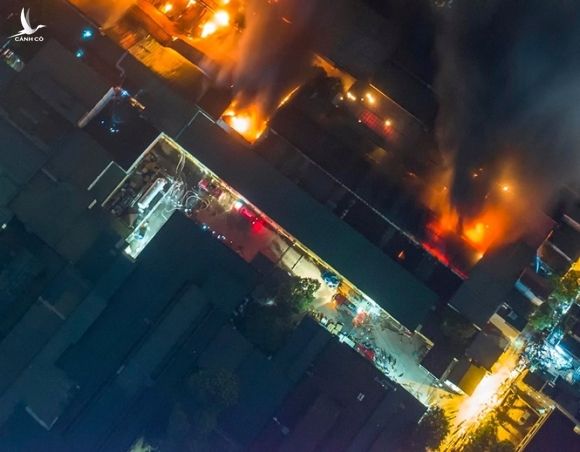 Đang cháy lớn tại Công ty Cổ phần Bóng đèn Phích nước Rạng Đông - ảnh 6