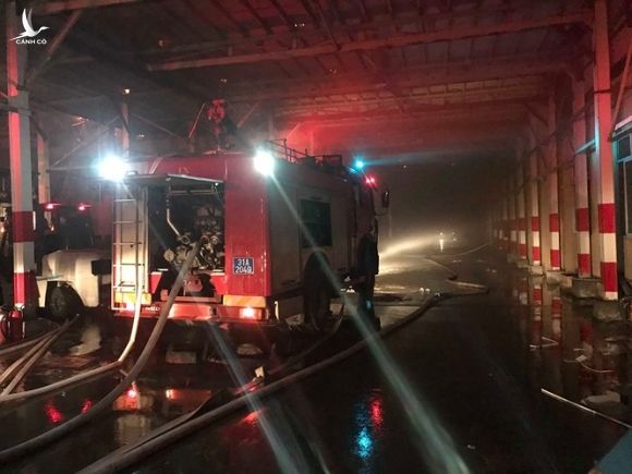 Đang cháy lớn tại Công ty Cổ phần Bóng đèn Phích nước Rạng Đông - ảnh 2