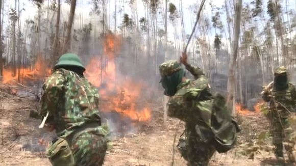Lực lượng quân đội thuộc Bộ CHQS tỉnh Phú Yên nỗ lực chữa cháy. /// Ảnh: Tấn Nghĩa