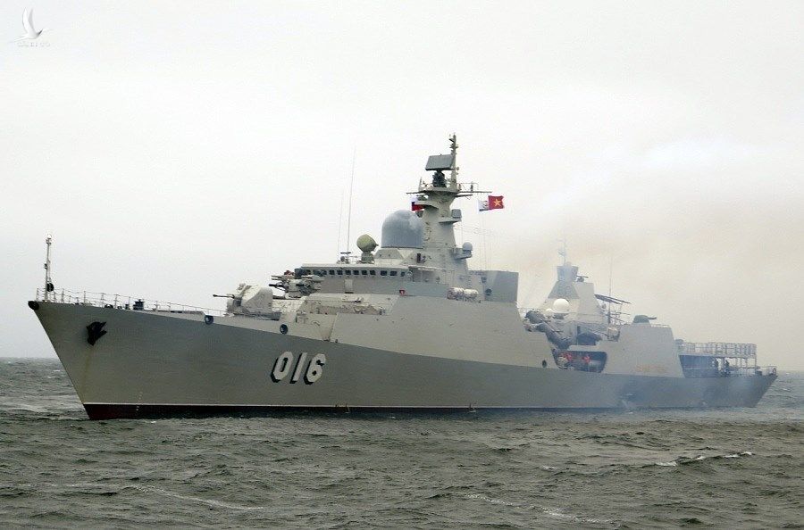 Tàu hộ vệ tên lửa 016 Quang Trung sáng 28/7 tham gia lễ duyệt binh do Hạm đội Thái Bình Dương hải quân Nga tổ chức ngoài khơi thành phố Vladivostok.