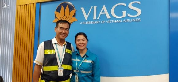 Chị Phùng Thị Ngọc, nữ nhân viên VIAGS đã phát hiện tài sản có giá trị gần 1 tỉ đồng khách bỏ quên trên máy bay /// VNA 