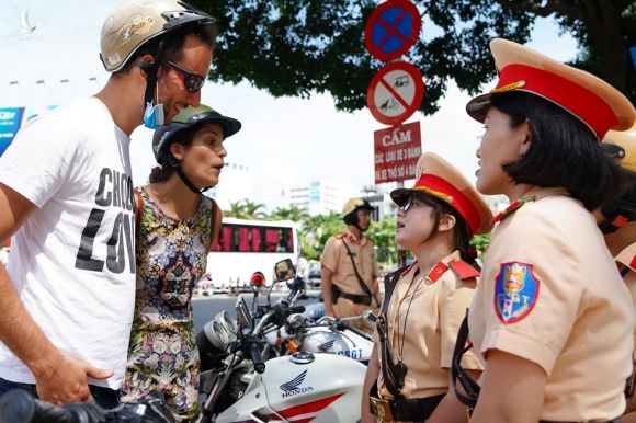 Tây lái xe bị CSGT TP.HCM dừng xe: ‘Một trải nghiệm Sài Gòn rất thú vị’ - ảnh 7