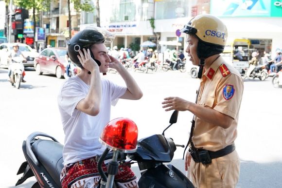 Tây lái xe bị CSGT TP.HCM dừng xe: ‘Một trải nghiệm Sài Gòn rất thú vị’ - ảnh 6