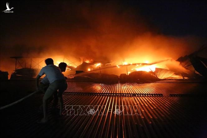 Người dân lên mái nhà, tham gia dập lửa.