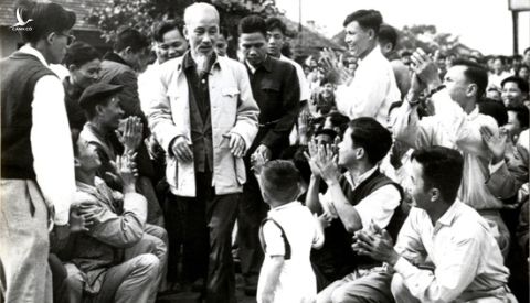 Thầy cô giáo và các em học sinh vui mừng chào đón Chủ tịch Hồ Chí Minh. Ảnh tư liệu