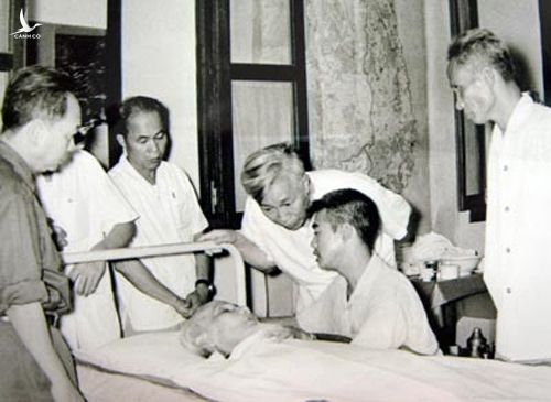 Lãnh đạo Đảng, Nhà nước thăm Chủ tịch Hồ Chí Minh năm 1969. Ảnh tư liệu