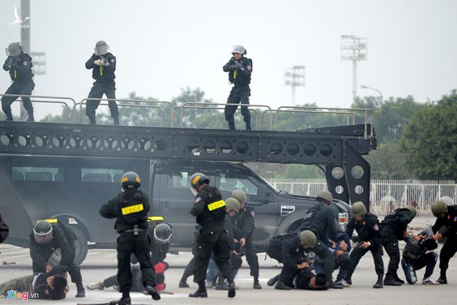 Cảnh sát diễn tập chống bạo động tại Hà Nội năm 2016. Ảnh: Anh Tuấn