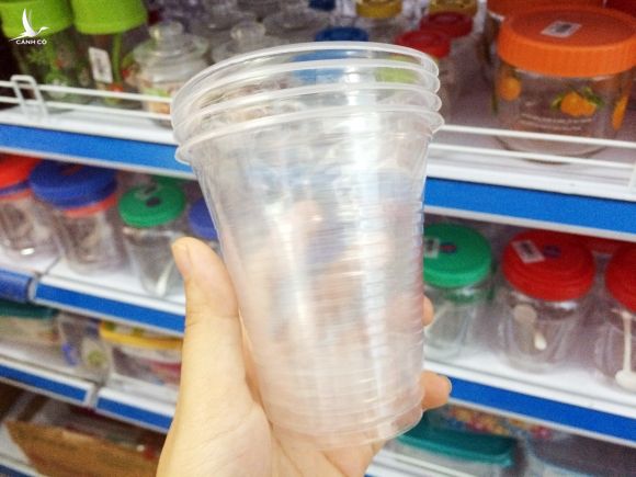 Đồ nhựa dùng một lần: Bị 'cấm cửa' tại nhiều nước, Việt Nam vẫn bày bán tràn lan Đồ nhựa dùng một lần: Bị 'cấm cửa' tại nhiều nước, Việt Nam vẫn bày bán tràn lan