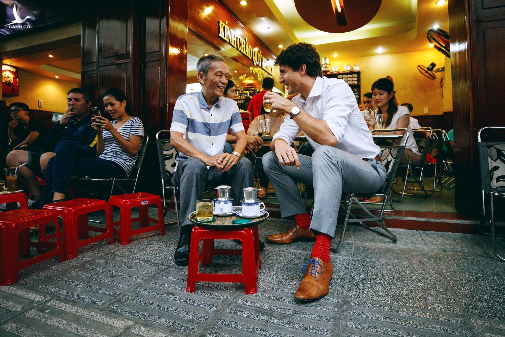 Thủ tướng Canada ngồi cà phê, trà đá vỉa hè tại TP HCM. Ảnh: Facebook Justin Trudeau. 