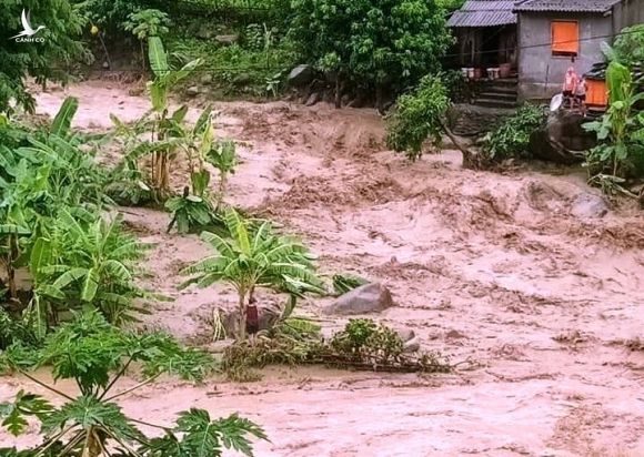 Giúp dân chạy lũ, trưởng công an xã ở Thanh Hóa bị đất vùi chết