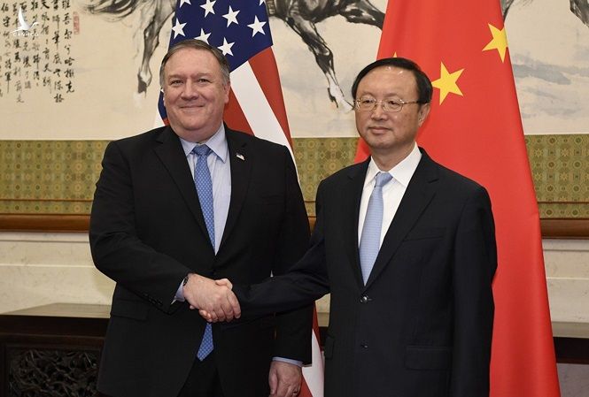 Ông Dương Khiết Trì (phải) trong cuộc gặp Ngoại trưởng Mỹ Mike Pompeo vào tháng 11 năm ngoái tại New York. (Ảnh: AP)