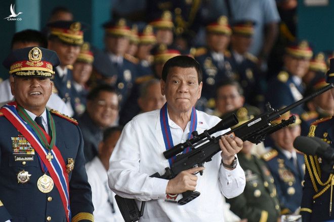 Tổng thống Rodrigo Duterte chụp ảnh cùng lực lượng cảnh sát 