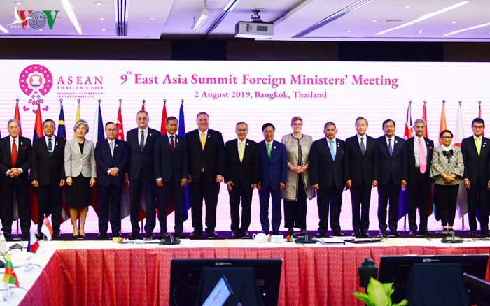 Bộ trưởng Ngoại giao các nước tham dự Cấp cao Đông Á (EAS) tham dự Hội nghị Bộ trưởng Ngoại giao EAS lần thứ 9 chụp ảnh lưu niệm. 