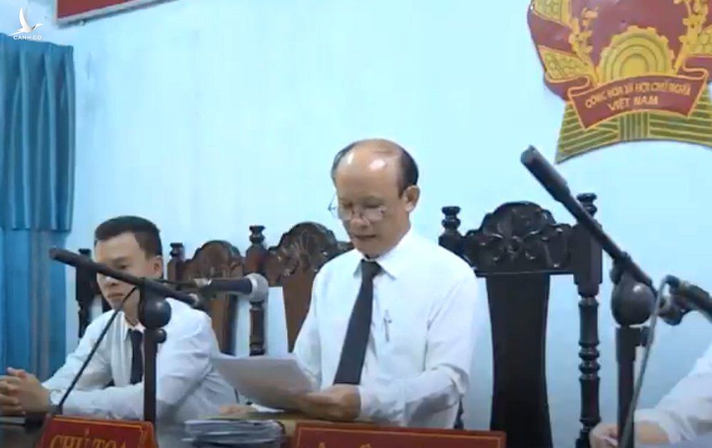 Ông Nguyễn Văn Bằng (đứng) chủ tọa phiên tòa xét xử vụ hiếp dâm hôm 12-8 