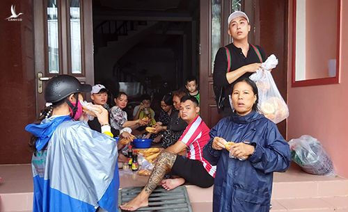 Một điểm cung cấp bánh mì miễn phí cho người dân bị ngập lụt tại thị trấn Dương Đông.  