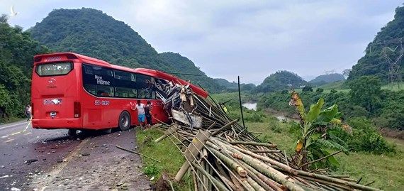 Hiện trường vụ tai nạn vừa xảy ra tại Hoà Bình 