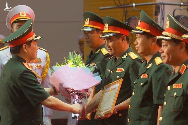 Bộ trưởng Quốc phòng trao bằng khen cho 5 tập thể xuất sắc tham dự Army Games 2019. Ảnh: HT
