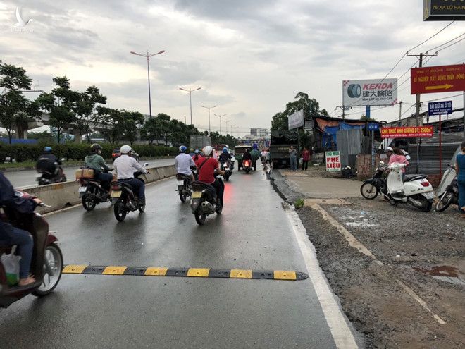 Gờ giảm tốc trên Xa lộ Hà Nội nghi khiến bà Nga té tử vong