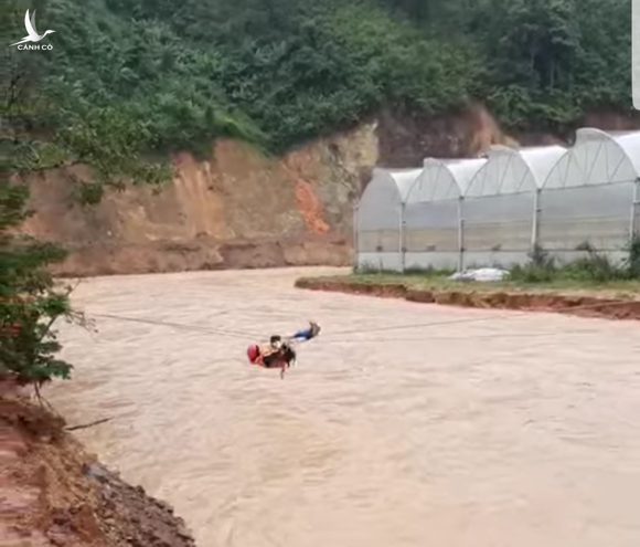 Giải cứu thành công 41 người bị kẹt trong mưa lũ ở Lâm Đồng - ảnh 2