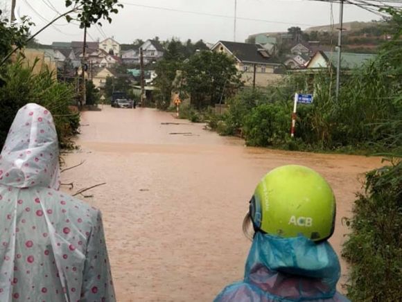 Giải cứu thành công 41 người bị kẹt trong mưa lũ ở Lâm Đồng - ảnh 9