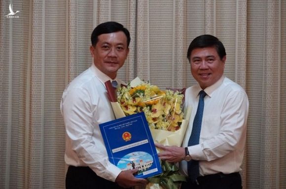 Chủ tịch UBND TP.HCM Nguyễn Thành Phong (phải) trao quyết định bổ nhiệm ông Hà Phước Thắng /// TRUNG HIẾU