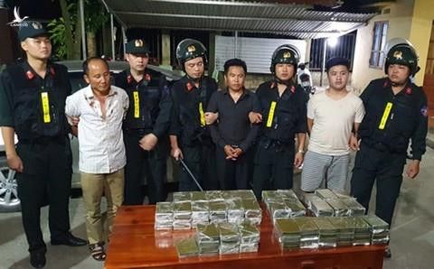 Canh sat dap kinh oto bat nhom buon 120 banh heroin tren cao toc hinh anh 1 