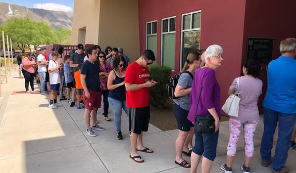 Người dân xếp hàng hiến máu tại một trung tâm của Tổ chức Vitalant ở El Paso, Texas - Ảnh: KTSM 