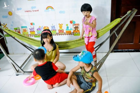 Ngạc nhiên bé 2 tuổi bỗng dưng tự biết đọc tiếng Việt lẫn tiếng Anh - ảnh 7