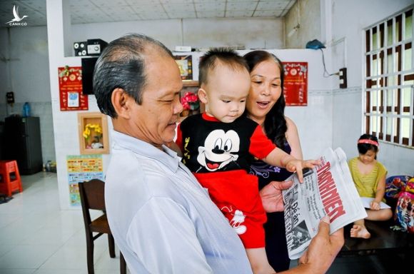 Ngạc nhiên bé 2 tuổi bỗng dưng tự biết đọc tiếng Việt lẫn tiếng Anh - ảnh 2