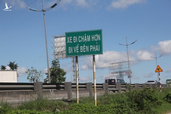 Cao tốc TP.HCM - Trung Lương lộn xộn như đường làng - Ảnh 3. Cao tốc TP.HCM - Trung Lương lộn xộn như đường làng - Ảnh 3.