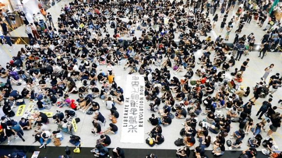 Người biểu tình ngồi tại sân bay Hồng Kông ngày 9.8 /// Reuters