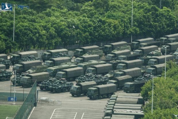 Xe tải và xe bọc thép chở quân bên ngoài sân vận động Vịnh Thâm Quyến hôm 15/8. Ảnh: AFP.